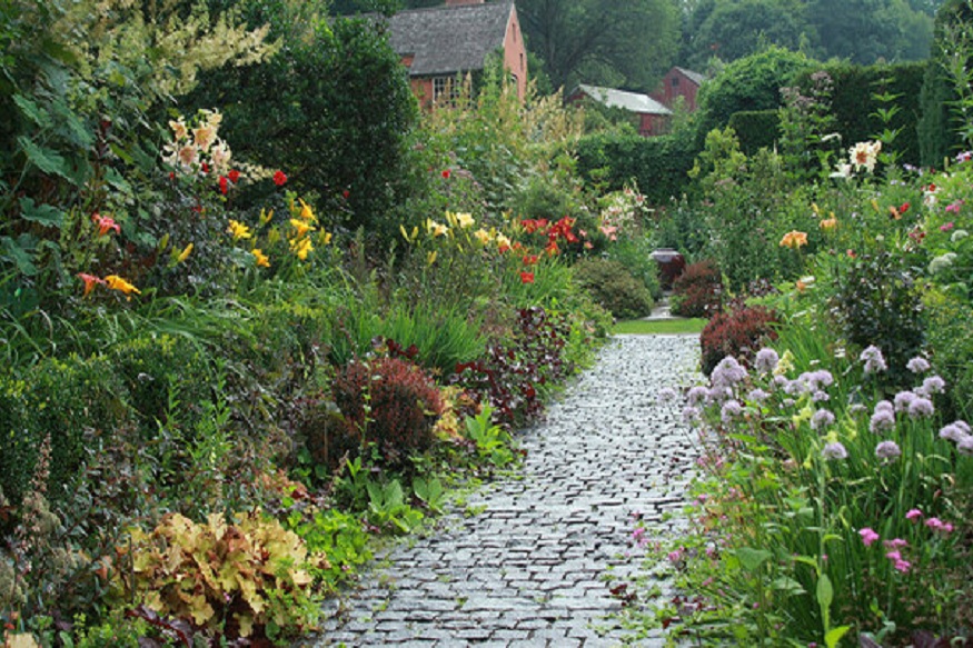 How to Pressure Wash Your Garden Pathways